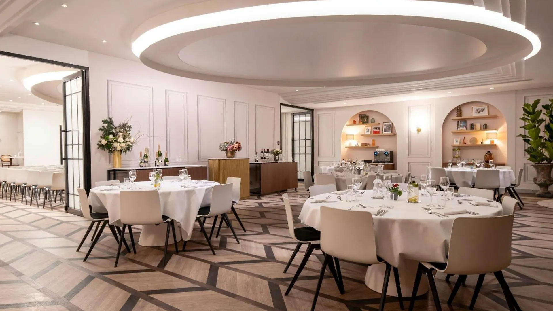 Renaissance Paris Nobel Tour Eiffel Hotel 4*,